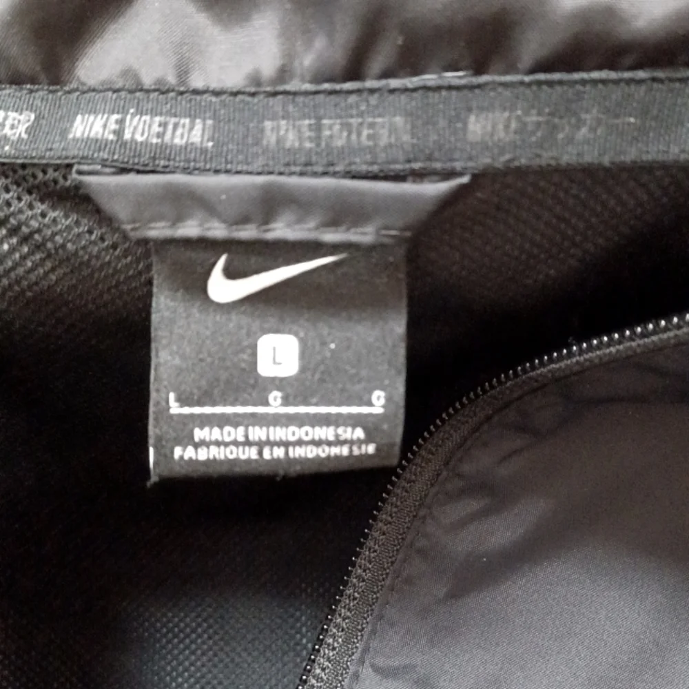 Nike wind breaker Black Large Unisex. Mesh lining. - Picture 6 of 9